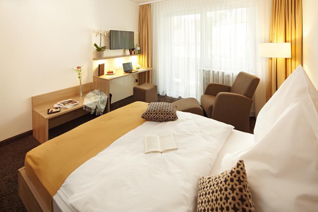 Wertingen Hotel Zum Hirsch מראה חיצוני תמונה