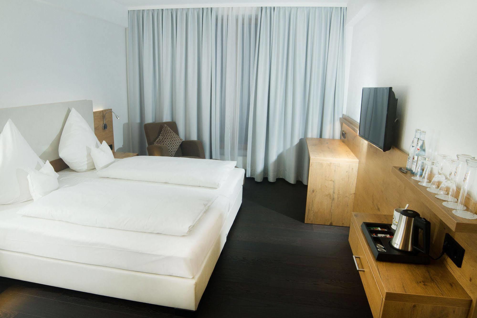 Wertingen Hotel Zum Hirsch מראה חיצוני תמונה