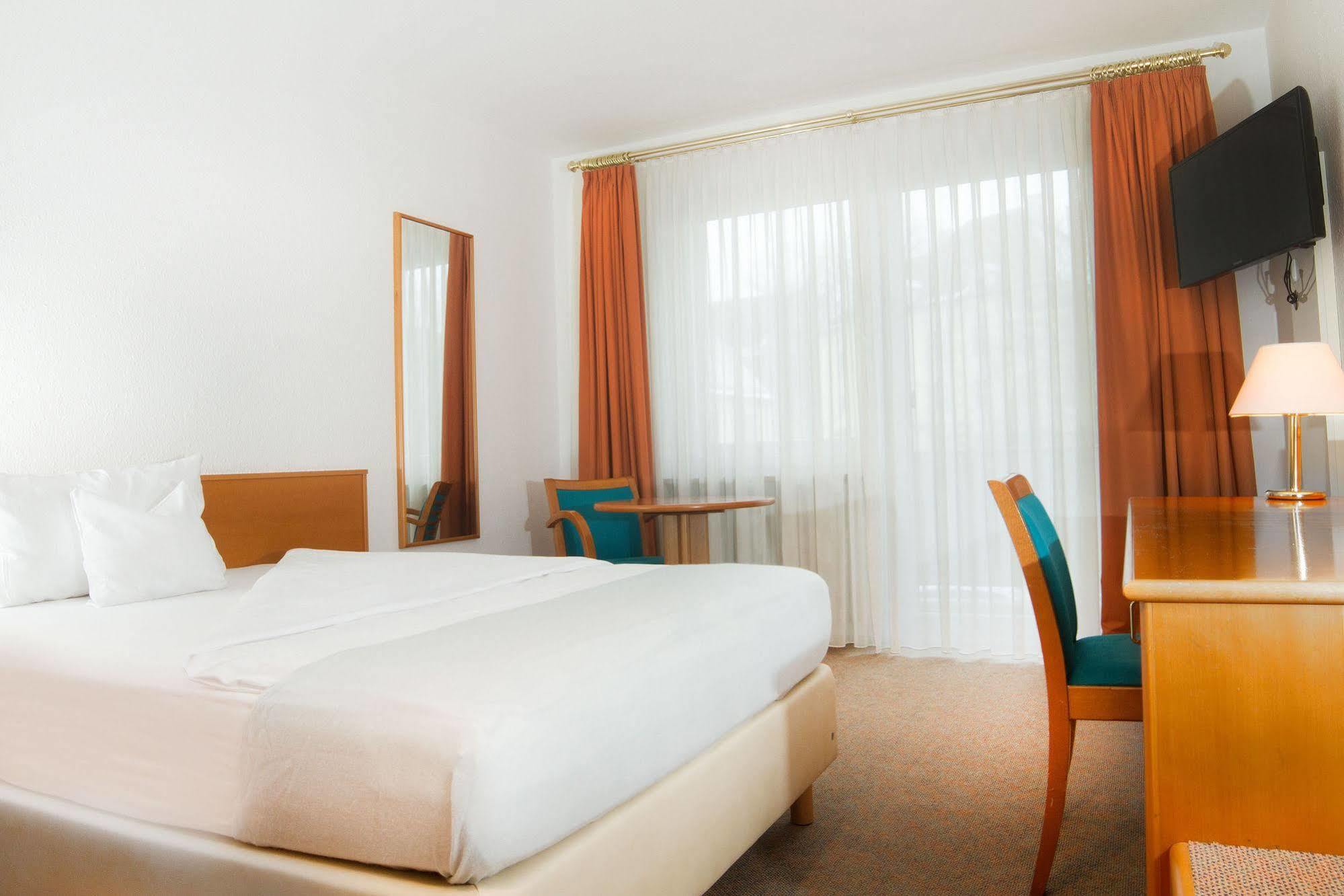 Wertingen Hotel Zum Hirsch מראה חיצוני תמונה