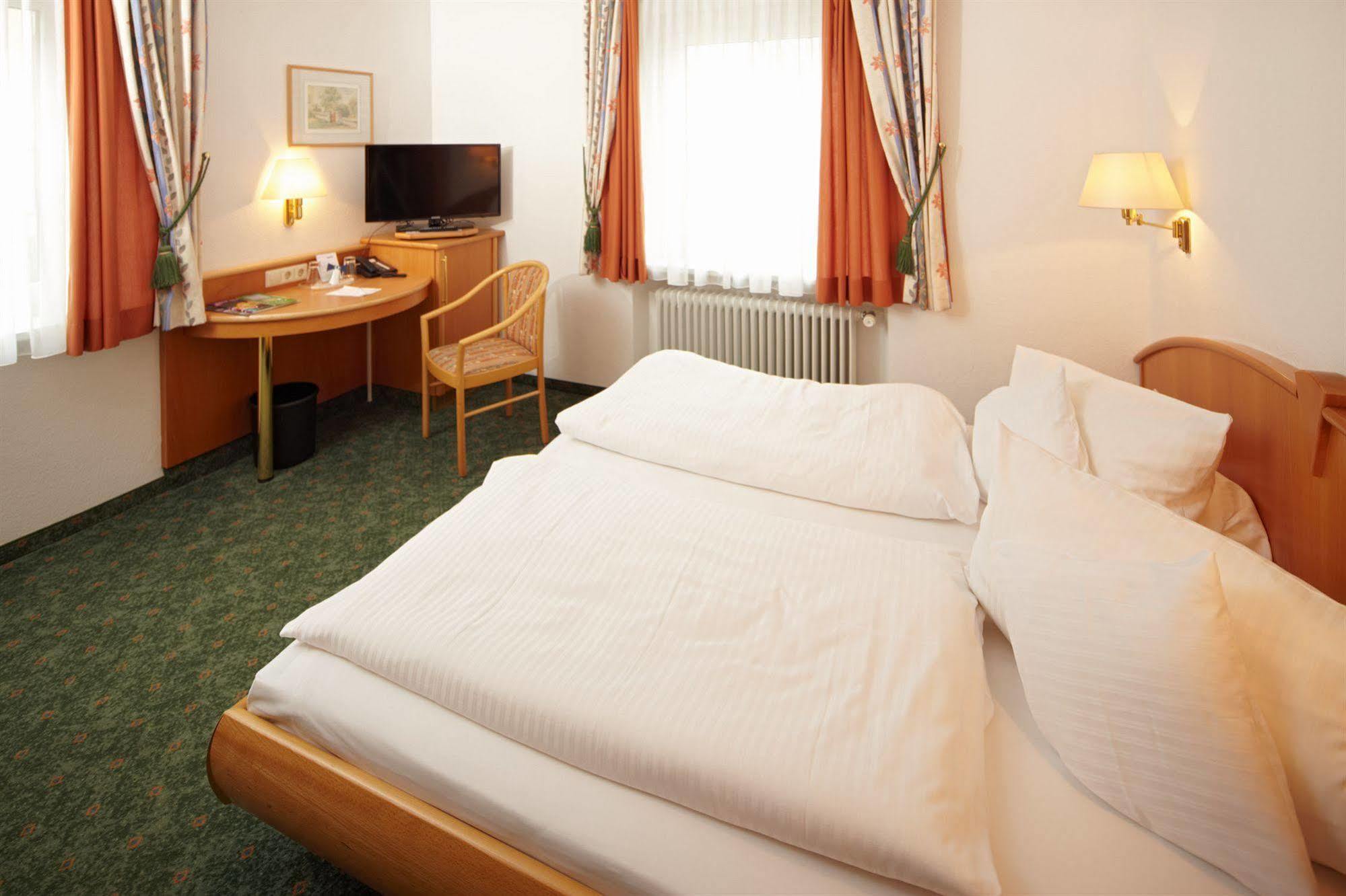 Wertingen Hotel Zum Hirsch מראה חיצוני תמונה