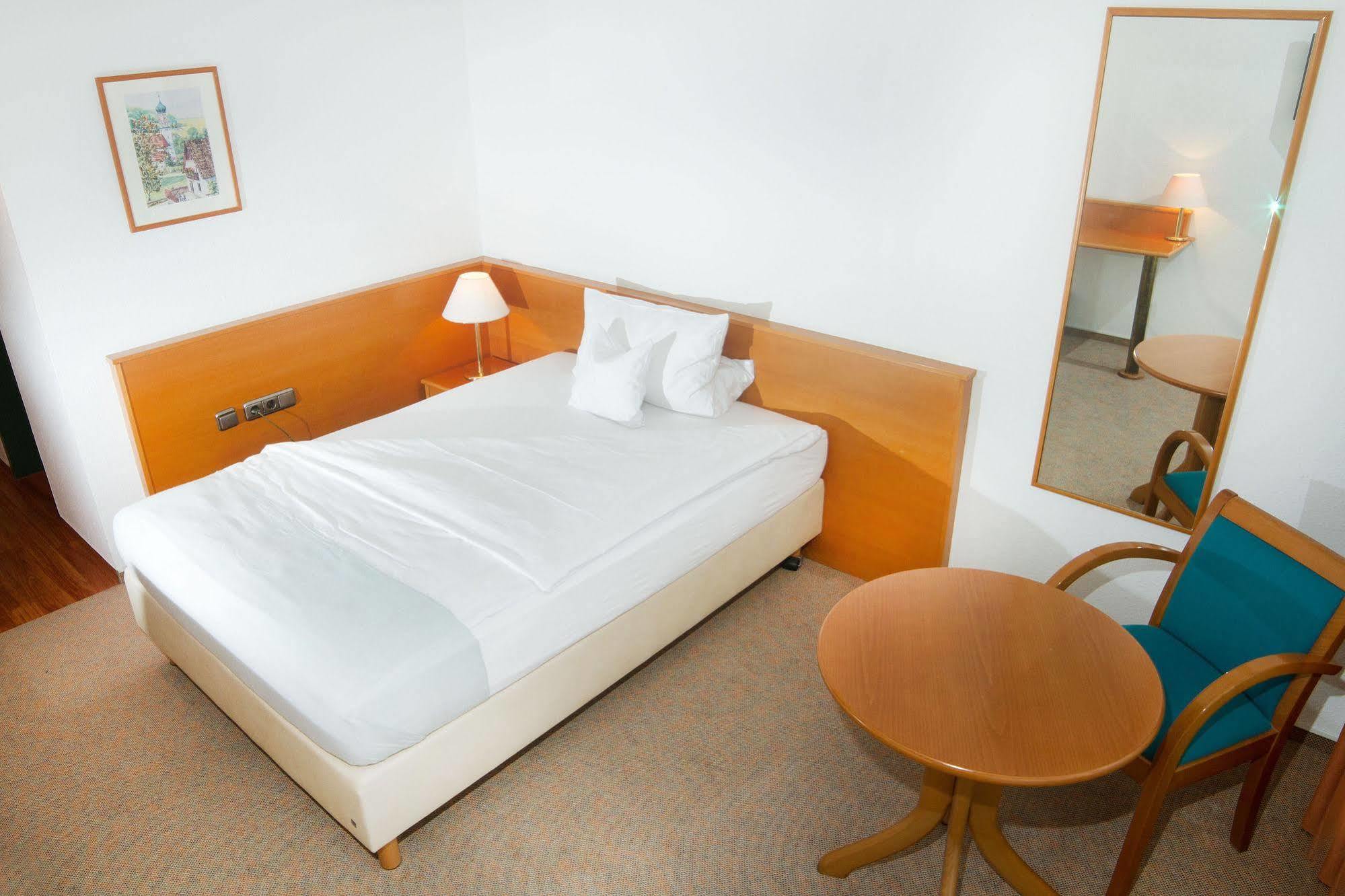 Wertingen Hotel Zum Hirsch מראה חיצוני תמונה