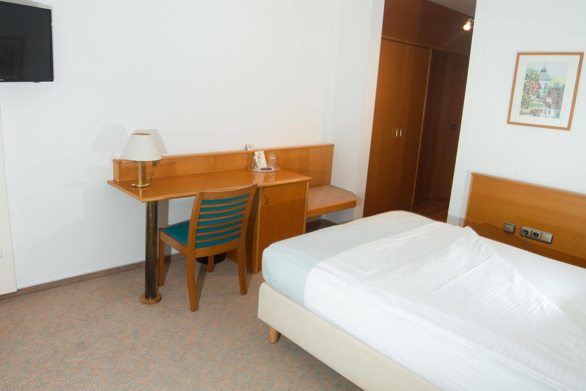 Wertingen Hotel Zum Hirsch מראה חיצוני תמונה