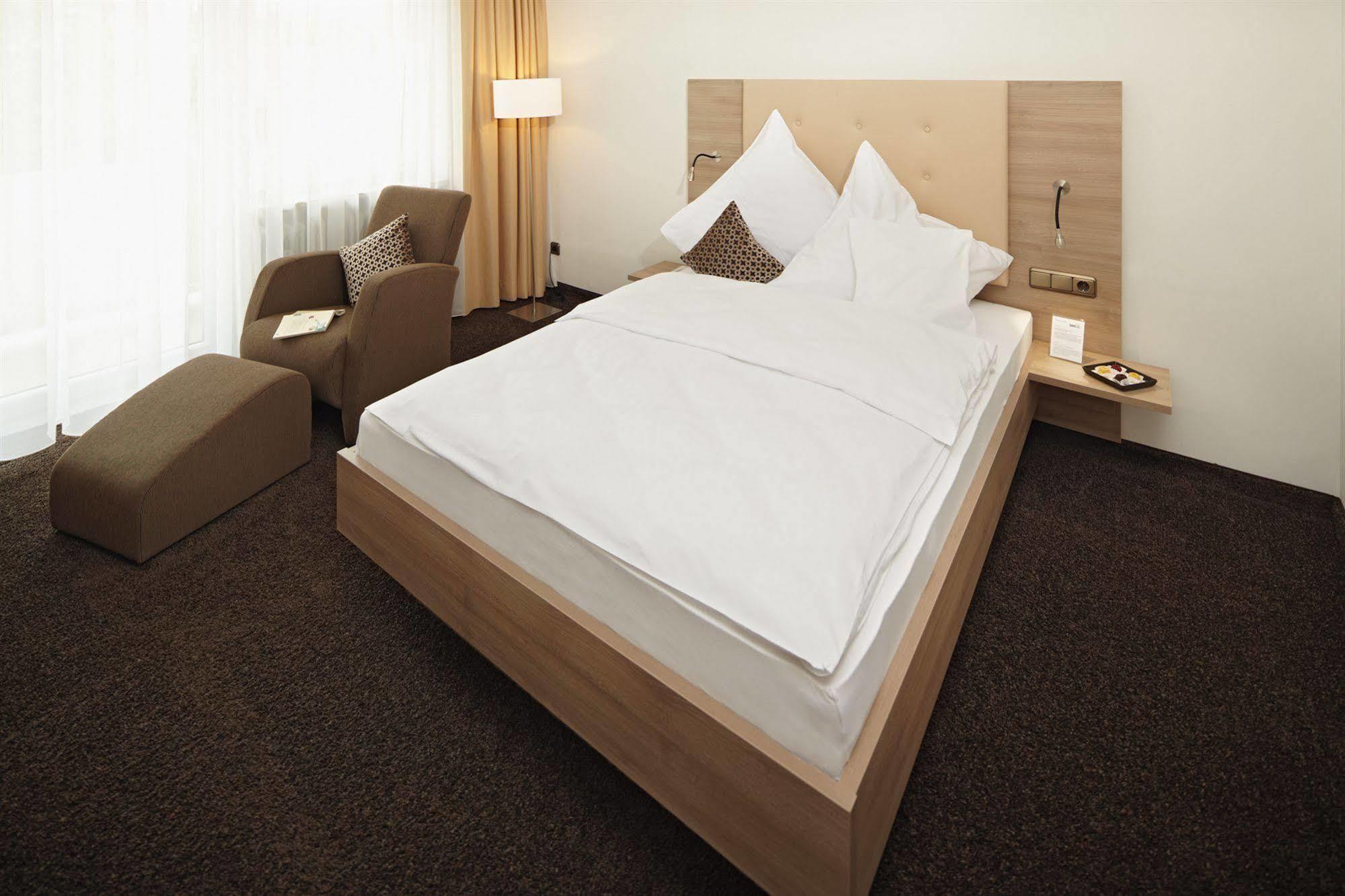 Wertingen Hotel Zum Hirsch מראה חיצוני תמונה