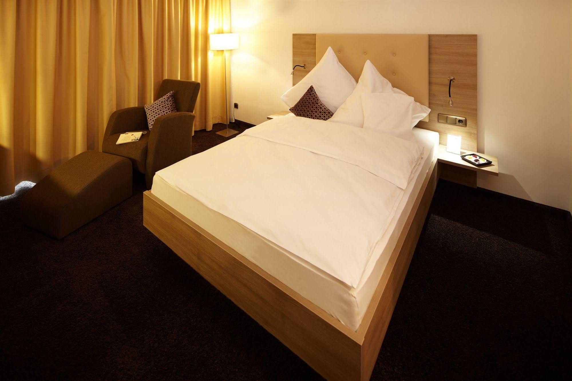 Wertingen Hotel Zum Hirsch מראה חיצוני תמונה
