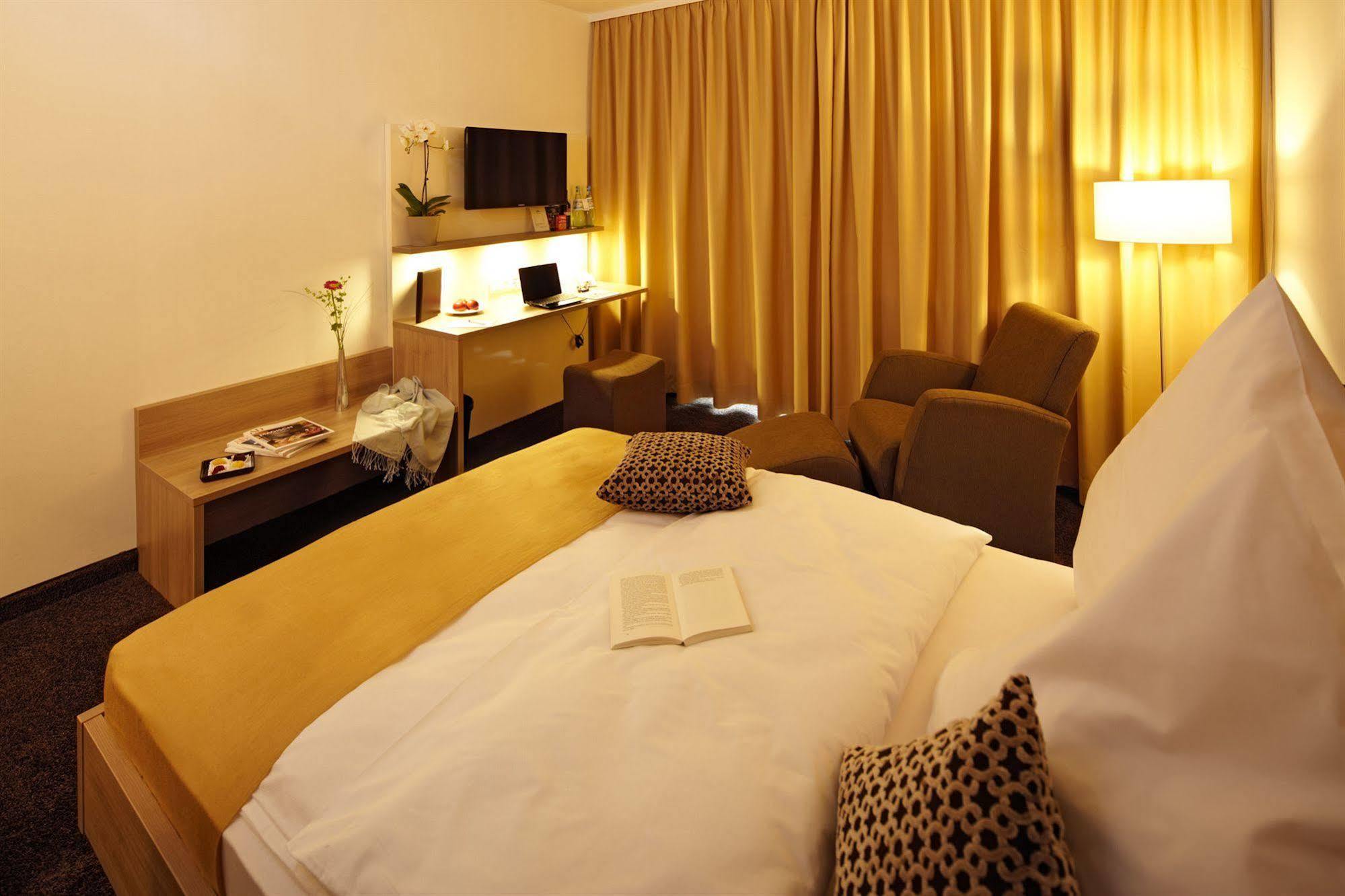 Wertingen Hotel Zum Hirsch מראה חיצוני תמונה
