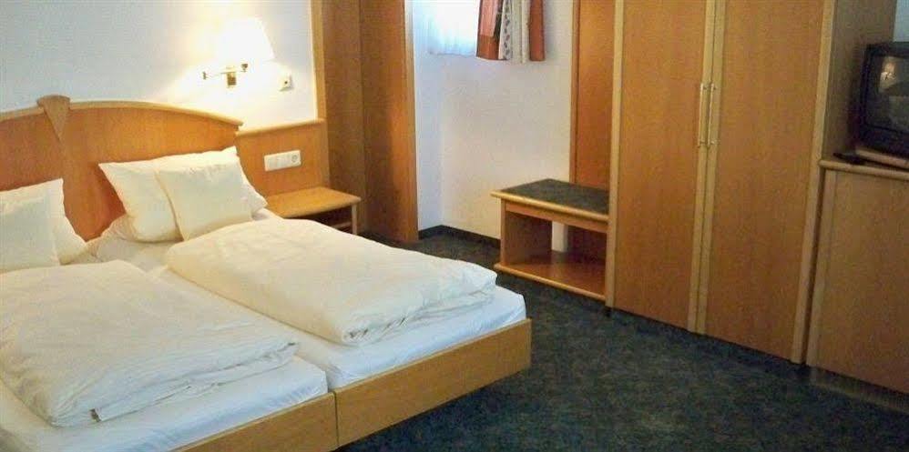 Wertingen Hotel Zum Hirsch מראה חיצוני תמונה