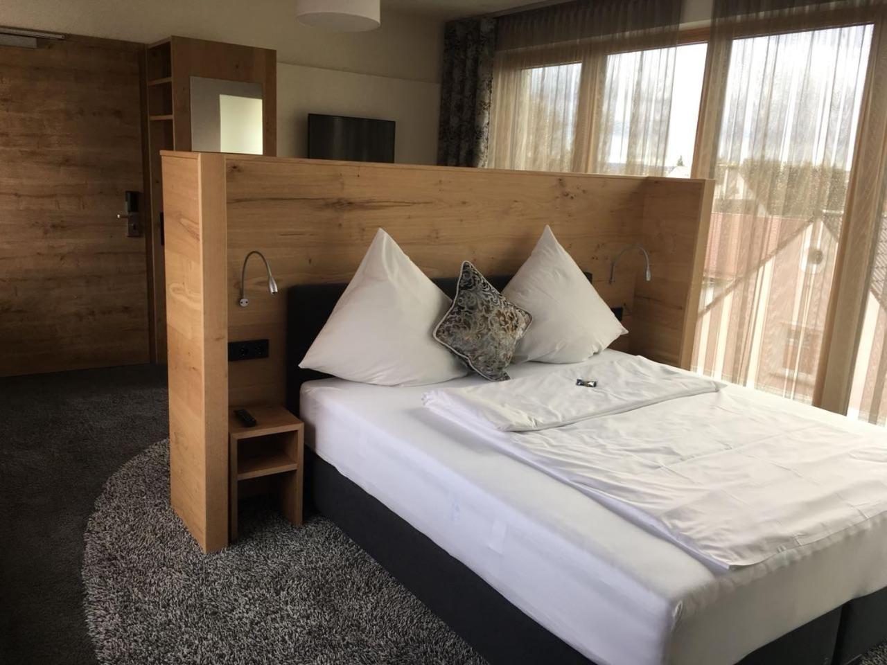 Wertingen Hotel Zum Hirsch מראה חיצוני תמונה
