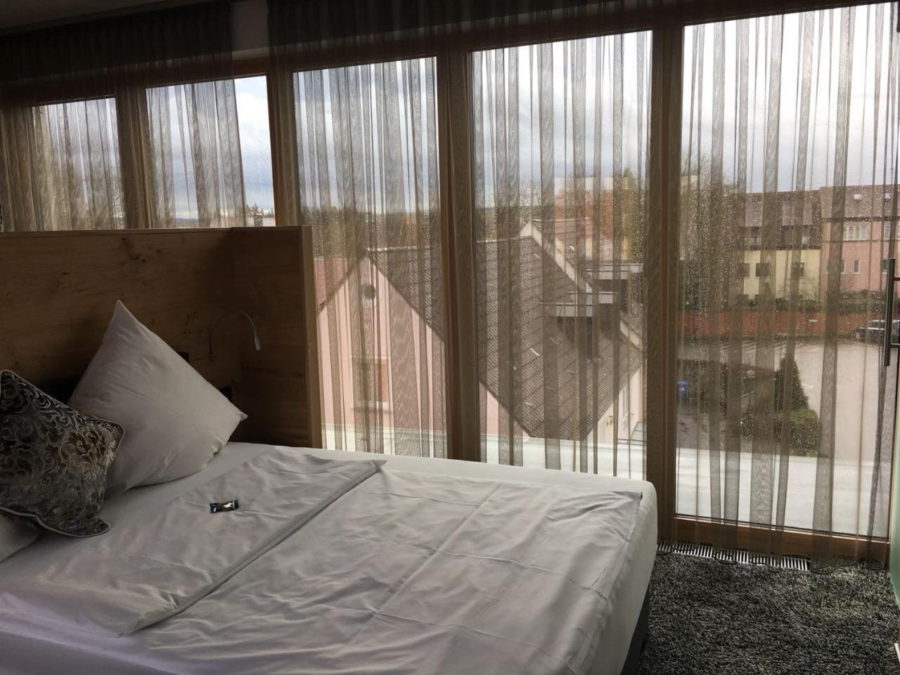 Wertingen Hotel Zum Hirsch מראה חיצוני תמונה